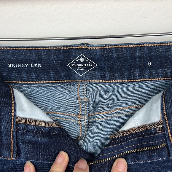 St. John's Bay Jeans Womens Size 6 Dark Wash Skinny Leg Denim Preowned - Picture 4 of 6